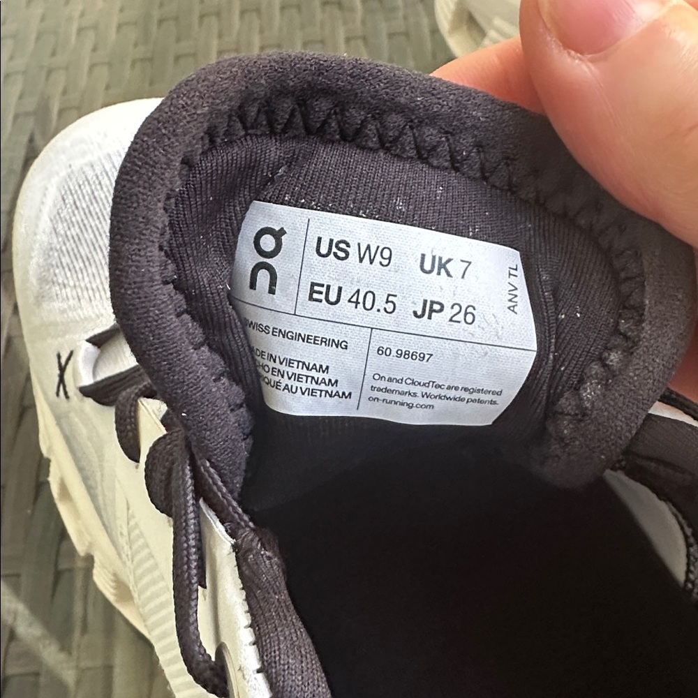 NWOT On Running Cloud X4 Women's White and Black Athletic Shoes - Picture 6 of 8